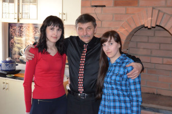 С дочерьми Юлией (слева) и Мариной (справа), 2015 г.